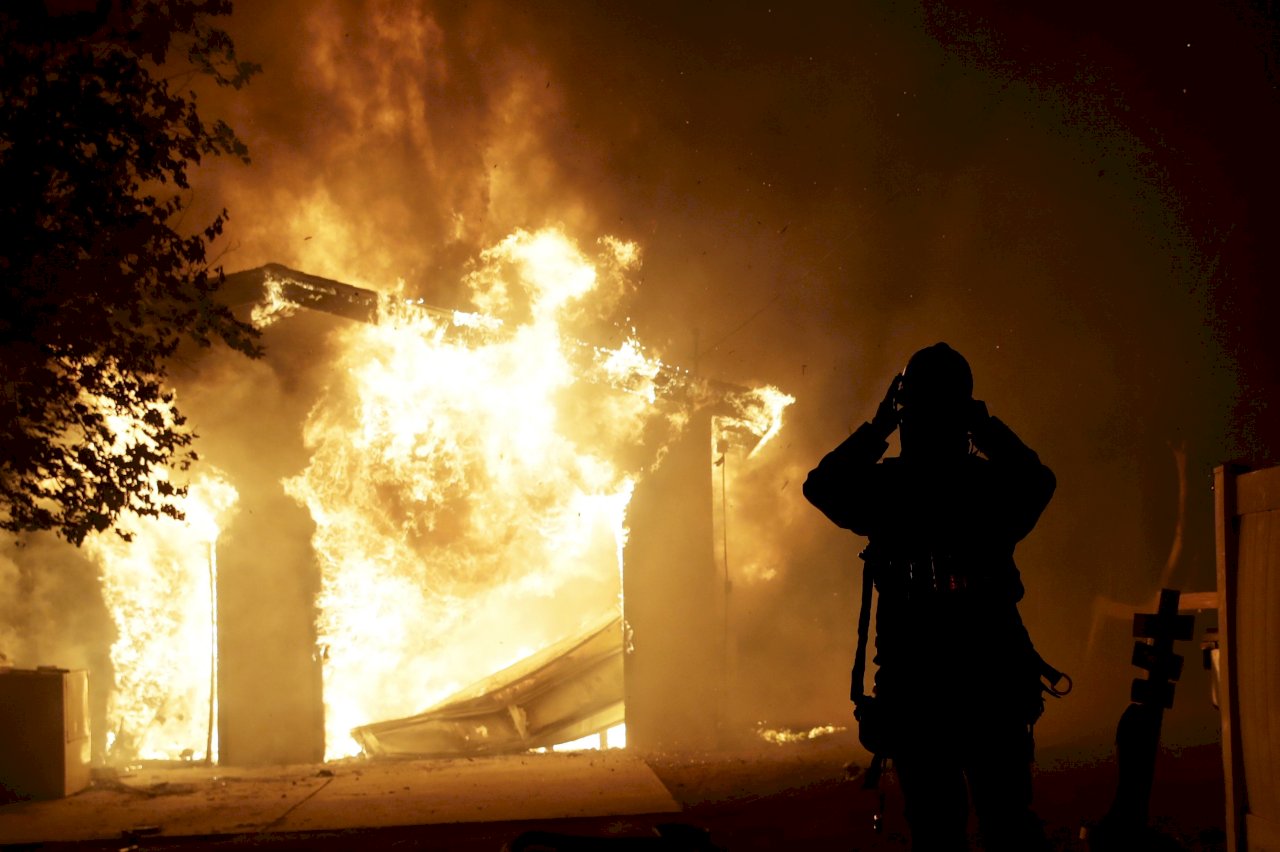 秋季野火襲捲加州各地 災區居民疏散