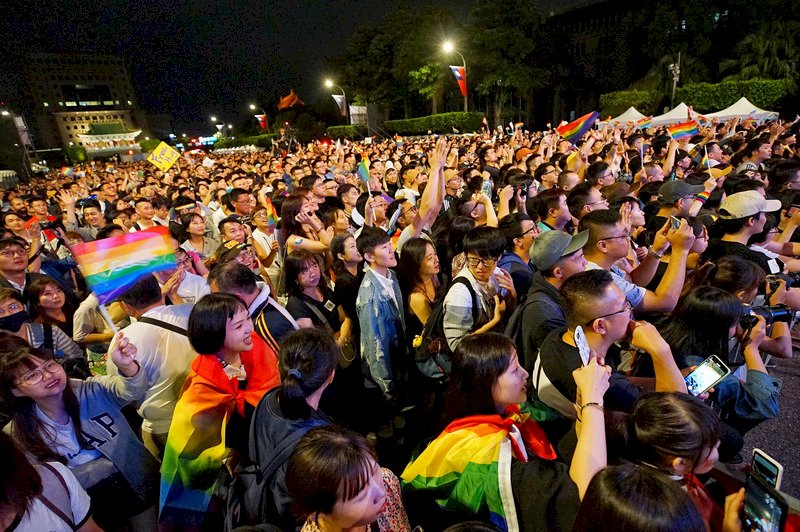 同婚元年上街頭 同志遊行20萬人創紀錄