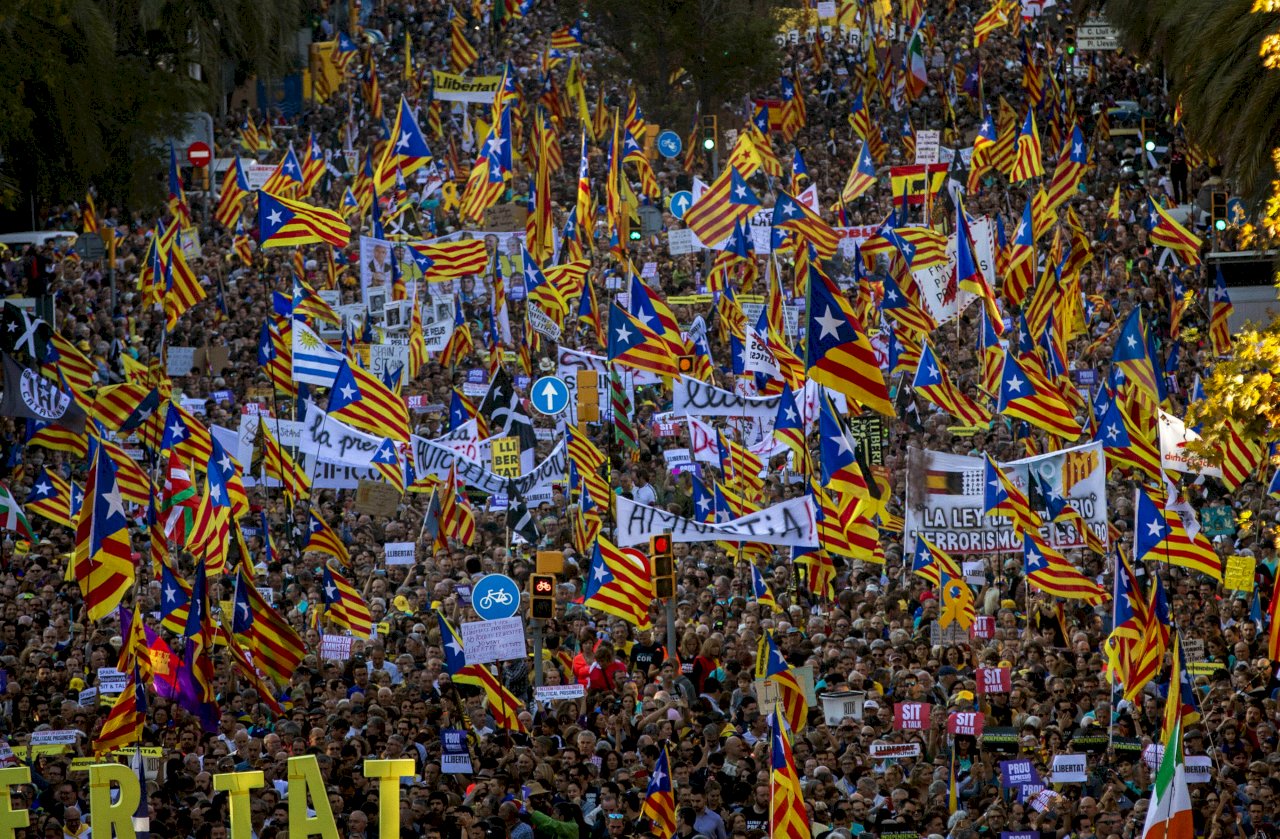 35萬人上街示威遊行 巴塞隆納一片獨立旗海