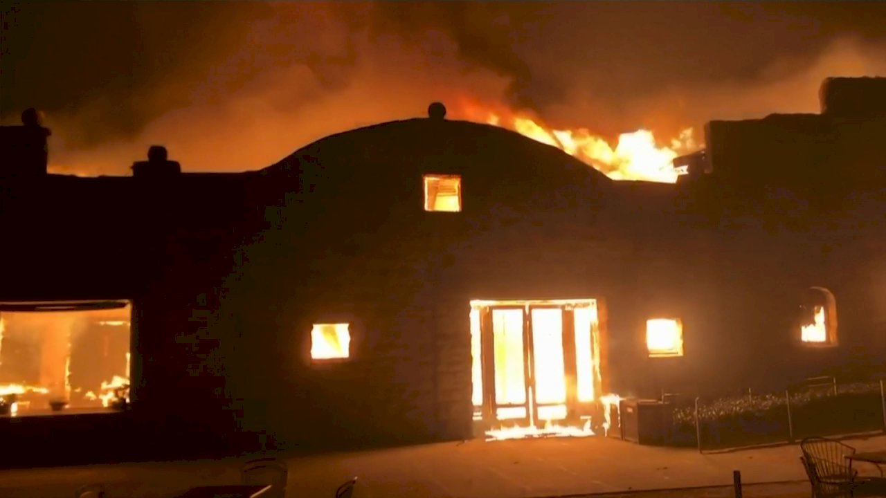 加州野火逼近高級住宅區 詹姆斯和阿諾連夜撤離