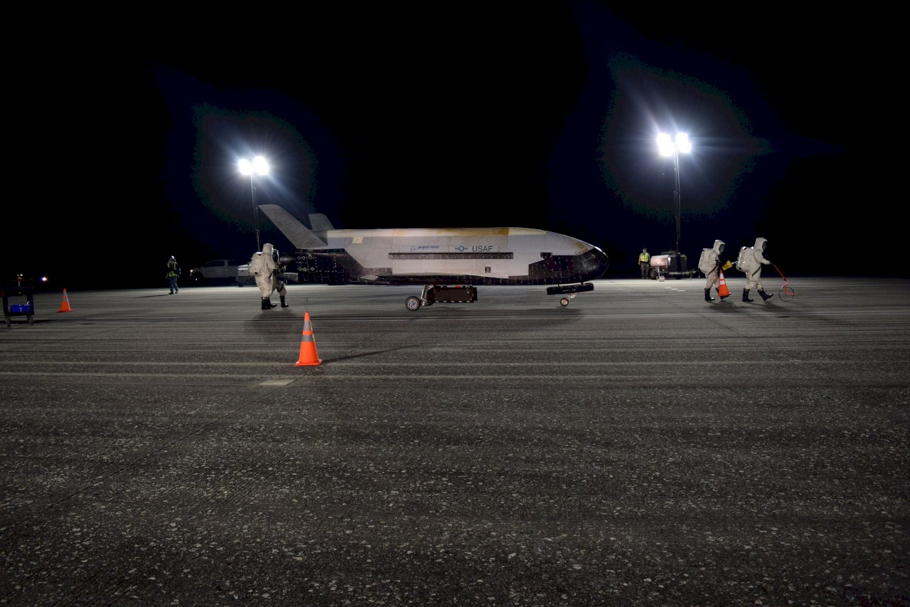 完成780天繞軌任務 美軍X-37B太空飛機重返地球