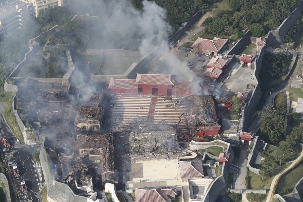 沖繩首里城燒到只剩骨架 火勢仍未撲滅無人受傷
