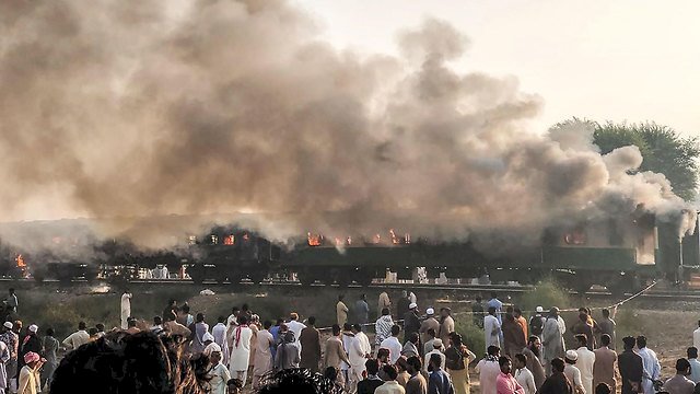 烹飪用瓦斯罐爆炸 巴基斯坦列車失火逾65死40傷