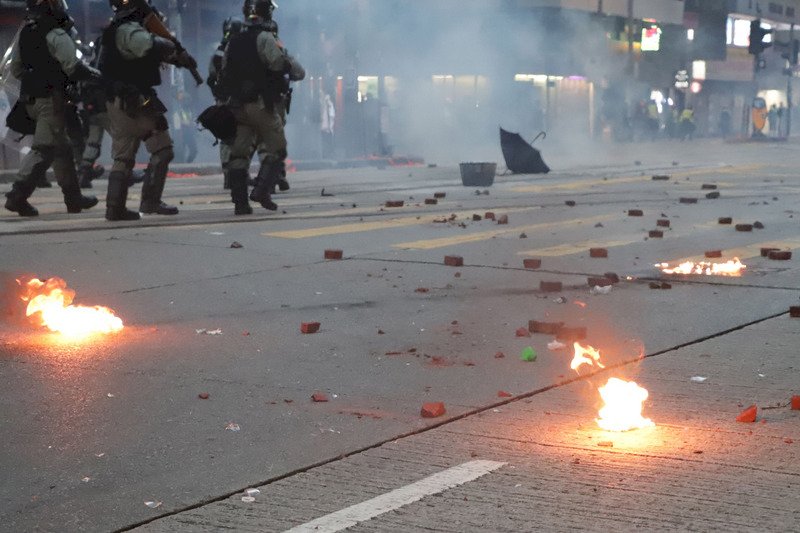 警方晚間施放多輪催淚彈 示威者扔擲燃燒彈及糞便
