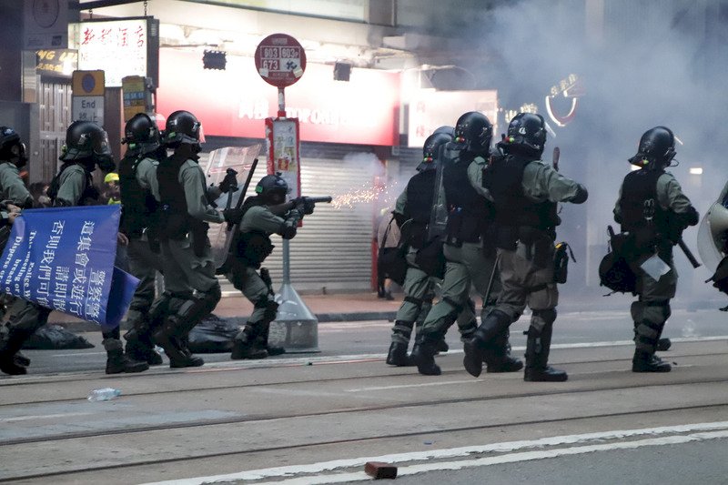 香港警方指民眾扔汽油彈及磚頭 多人被捕