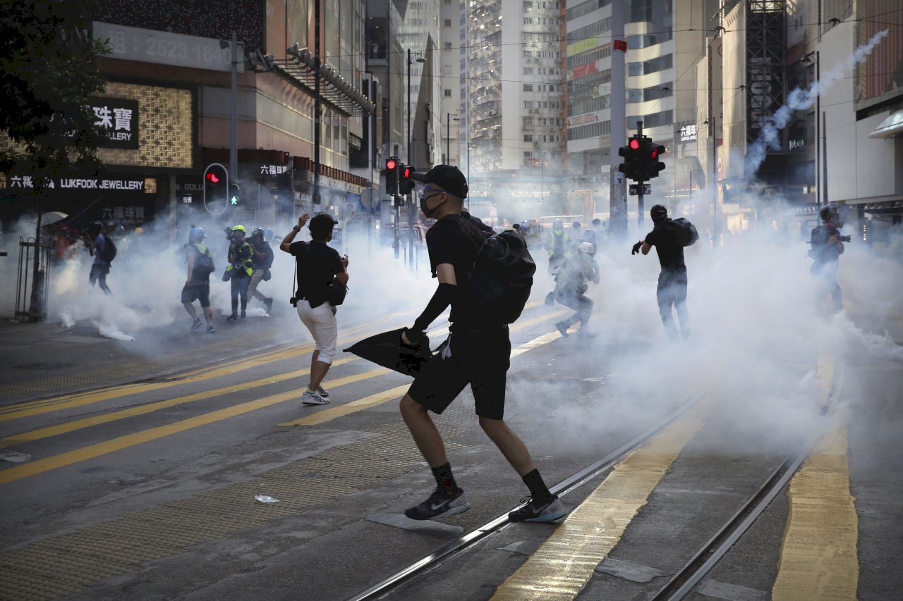 香港民眾遊行集會 警方以催淚彈及水砲車驅離