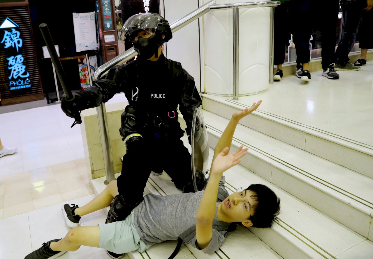 香港七區示威行動流血收場 17人傷2人危殆
