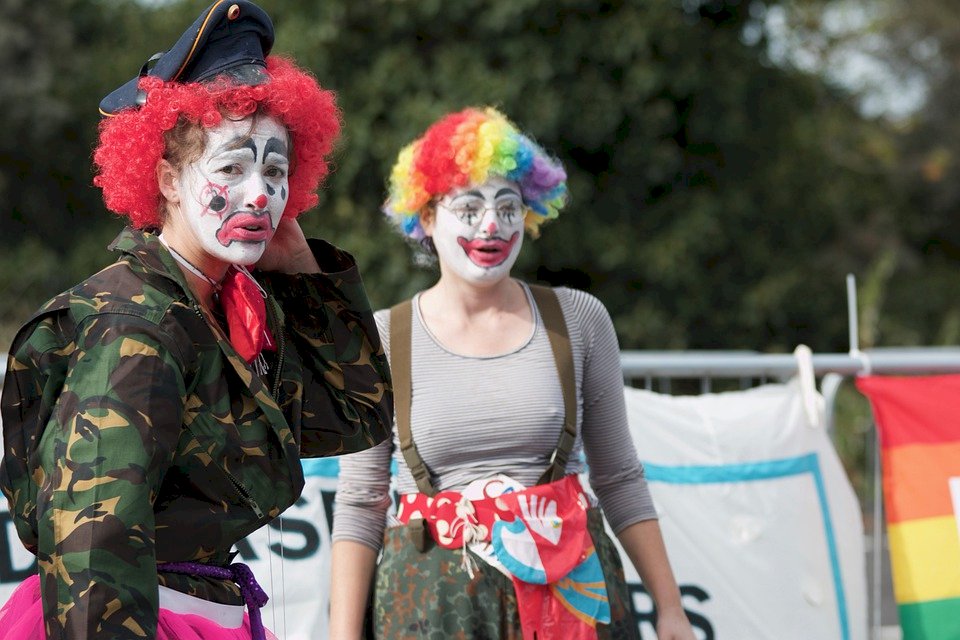 小丑現身全球示威 學者：社會底層向當權者示警