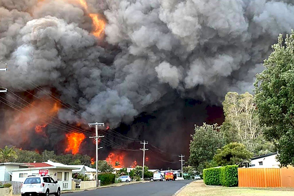 上百野火肆虐澳洲東部 至少2死7失蹤30多傷