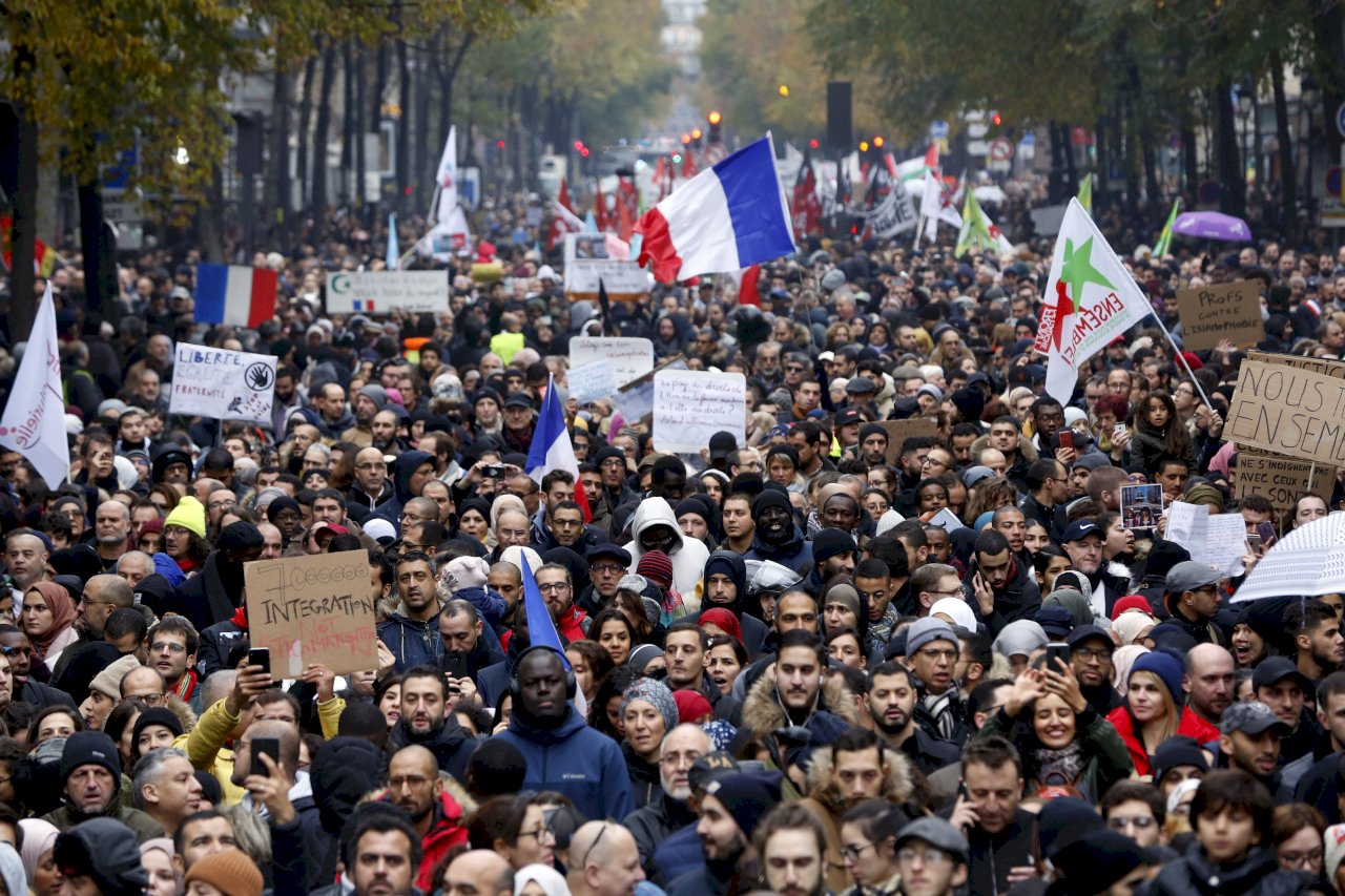 巴黎上萬人反伊斯蘭恐懼遊行 訴求引發各黨分歧
