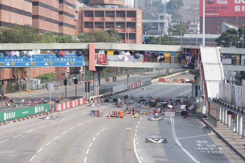 香港理大學生持續與警對峙 癱瘓海底隧道交通