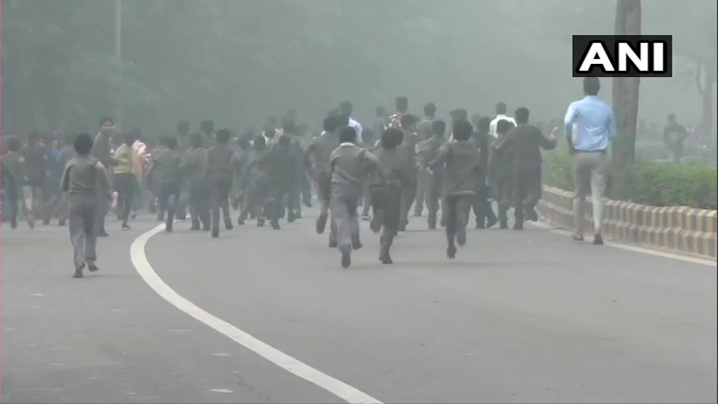 新德里學校因空污嚴重關閉 但上千學童卻在霧霾中跑步