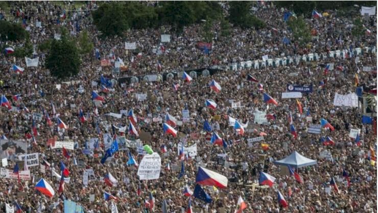 絲絨革命30週年 捷克25萬人上街要總理下台