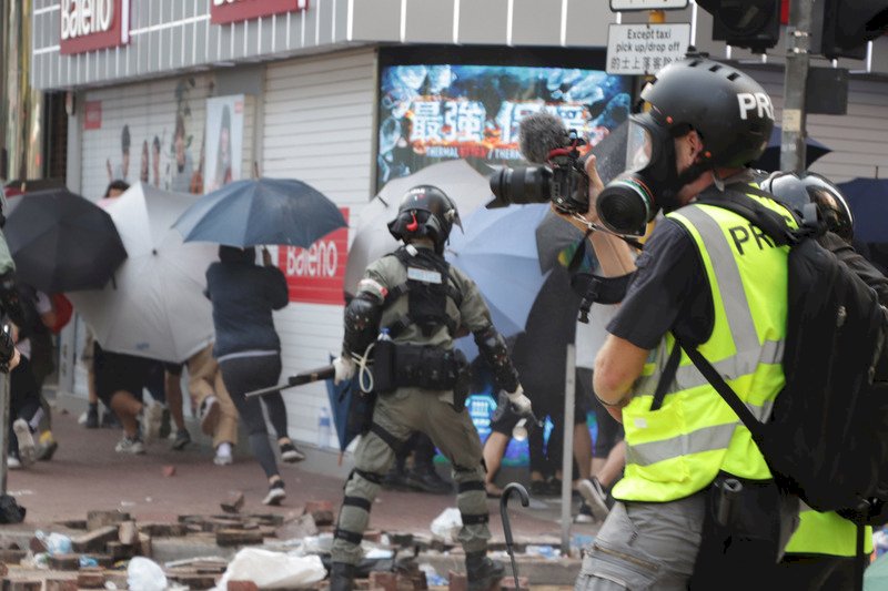 香港衝突主因 英媒：暴力港警和不聽民意的政府