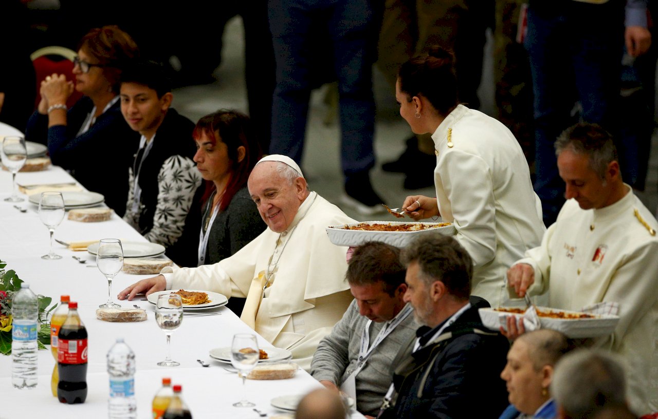 拒對窮苦漠不關心 教宗請1500名弱勢吃午餐