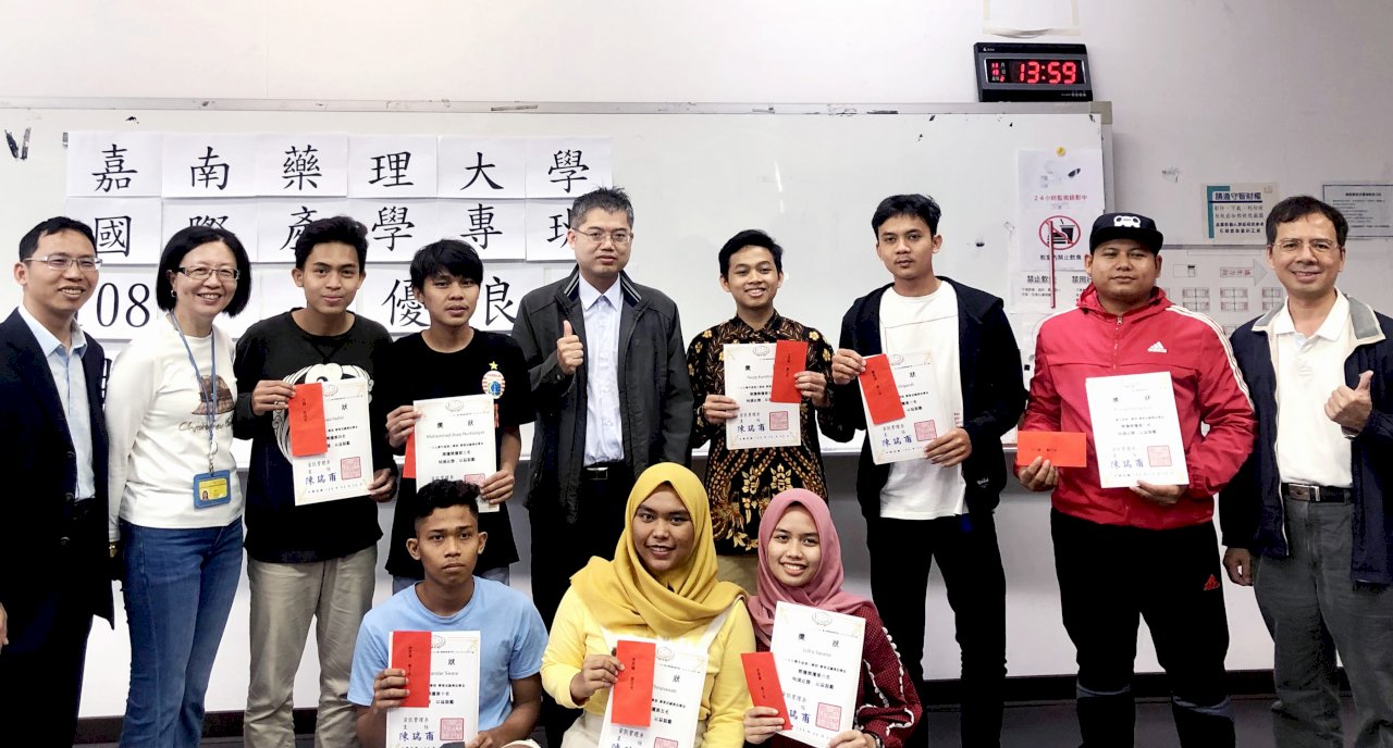 嘉藥印尼專班學生愛上台南 記錄在地獲市府表揚