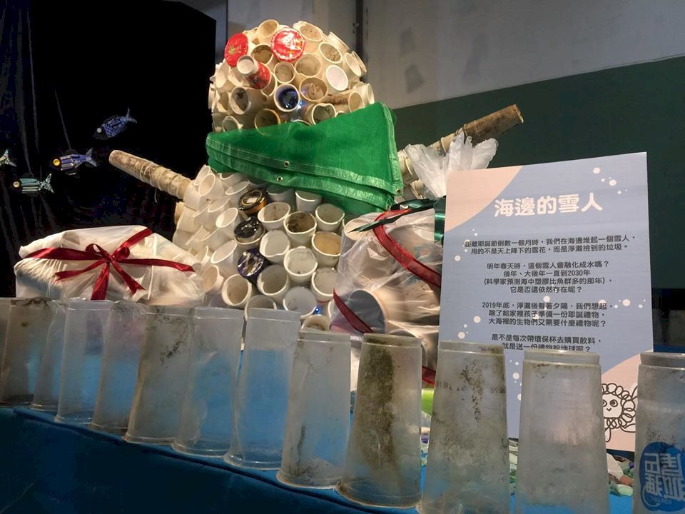 塑膠垃圾杯組雪人 荒野協會籲從生活減塑