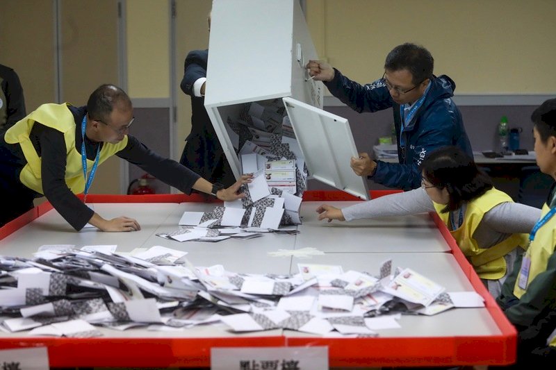 香港區議會選舉初步計票 泛民派領先將奪逾200席