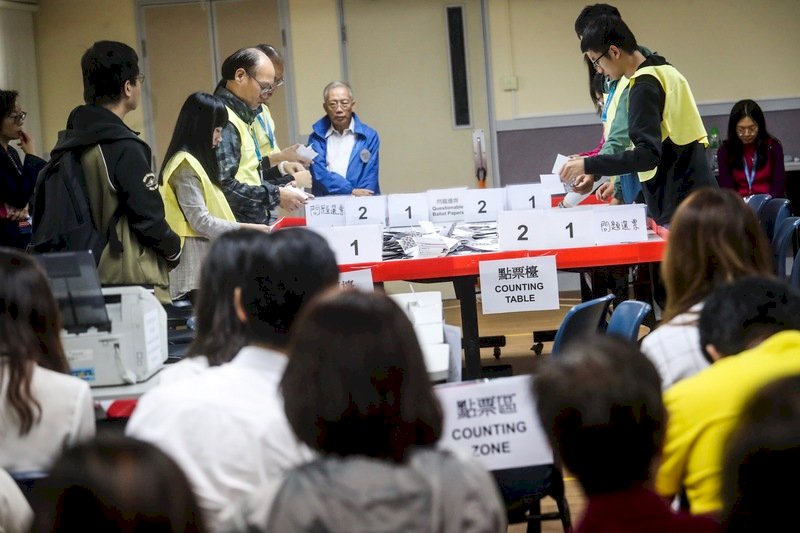 香港區議會選舉徹夜開票 投票率逾71%史上新高