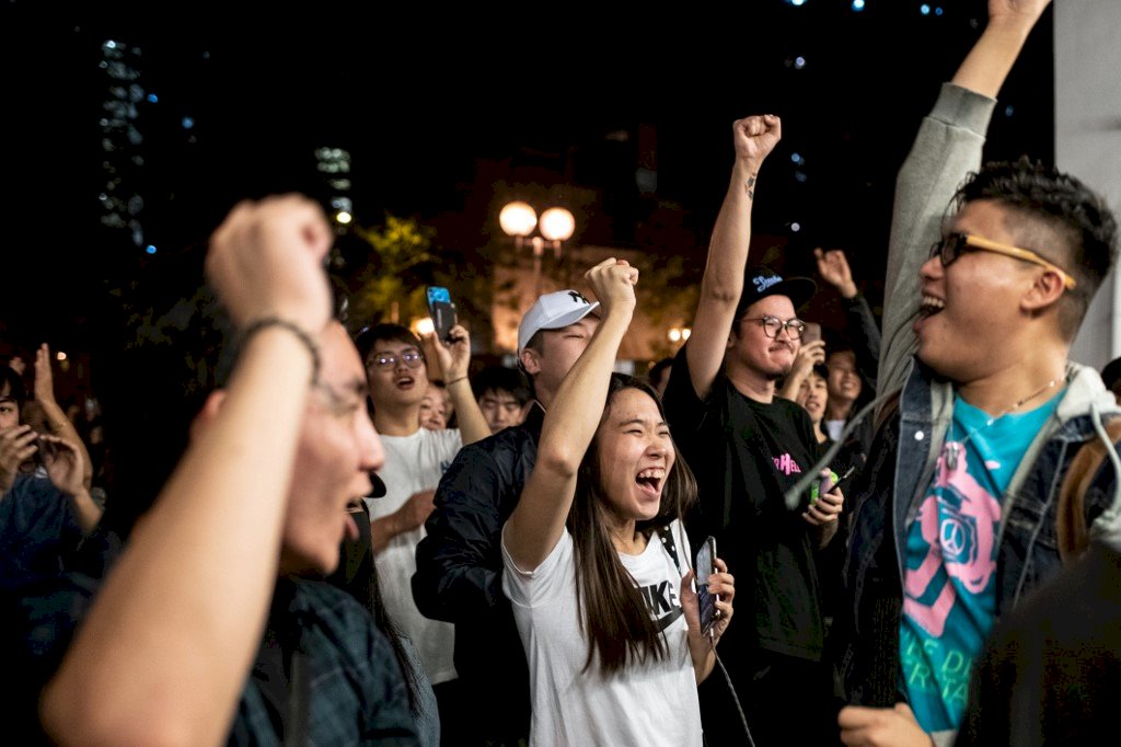 香港泛民派壓倒性勝利 港人盼為民出聲