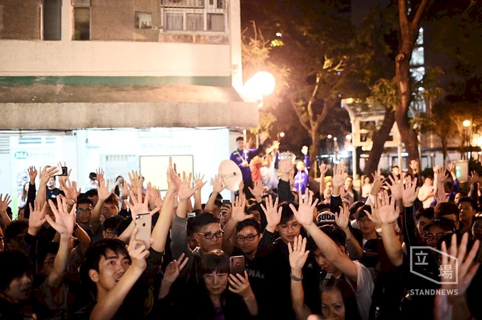 香港泛民派選舉大勝 街頭抗爭路線難以被取代