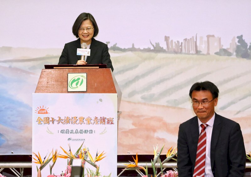 總統盛讚陳吉仲 和農民站在一起具同理心的主委