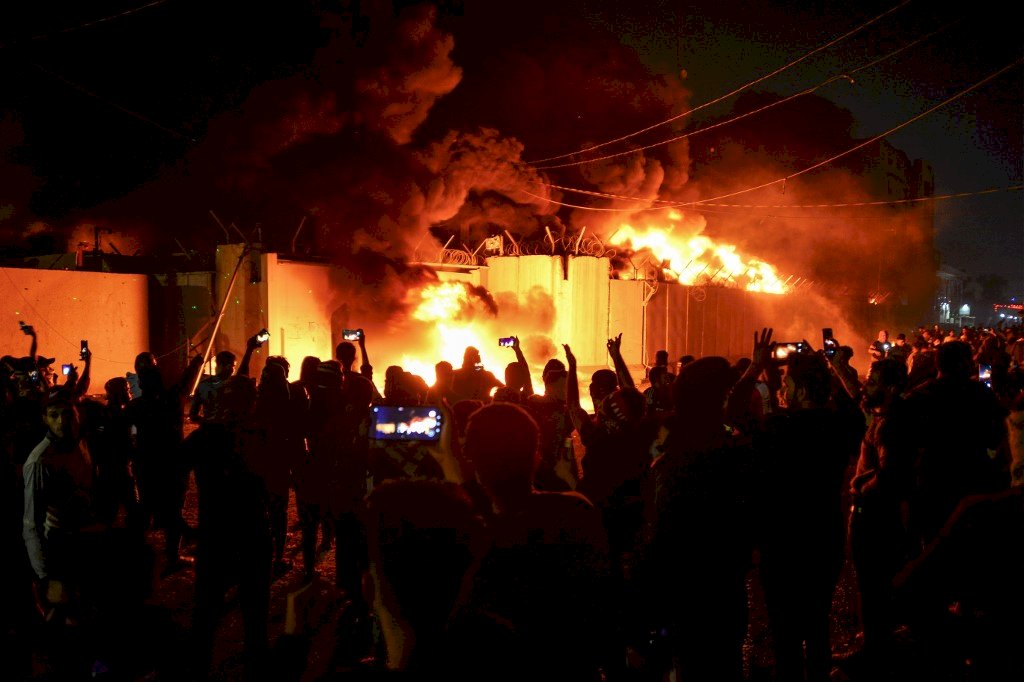 伊拉克反政府示威升溫 火燒伊朗領事館