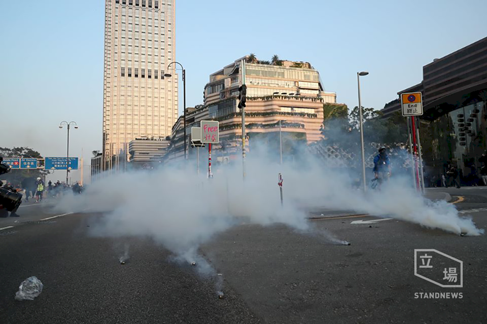 港人尖沙咀遊行 警方動用催淚彈在內的最低武力