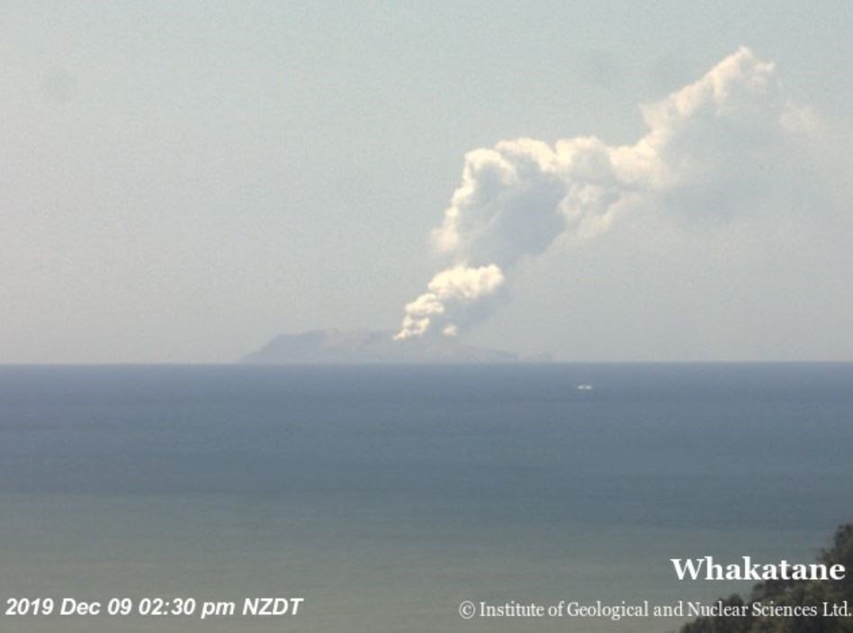 紐國白島火山爆發 造成數人受傷