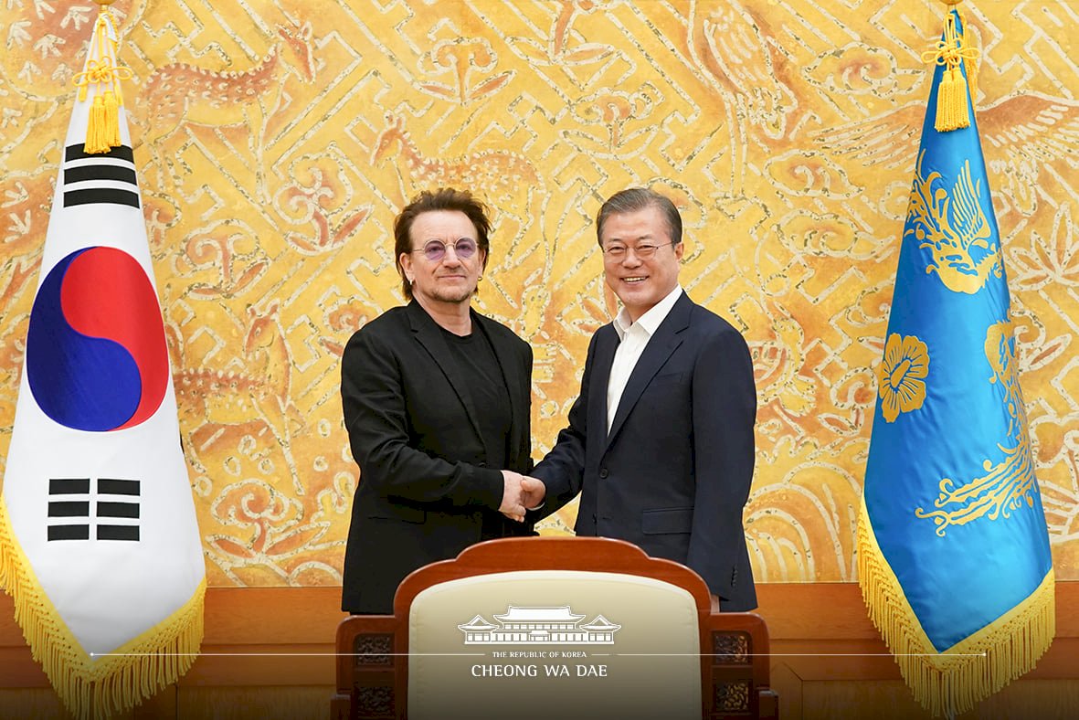 文在寅會見U2主唱波諾 祈願朝鮮半島和平統一