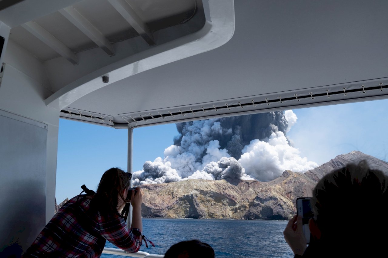 白島火山再度爆發機會仍高 紐西蘭暫緩善後工作