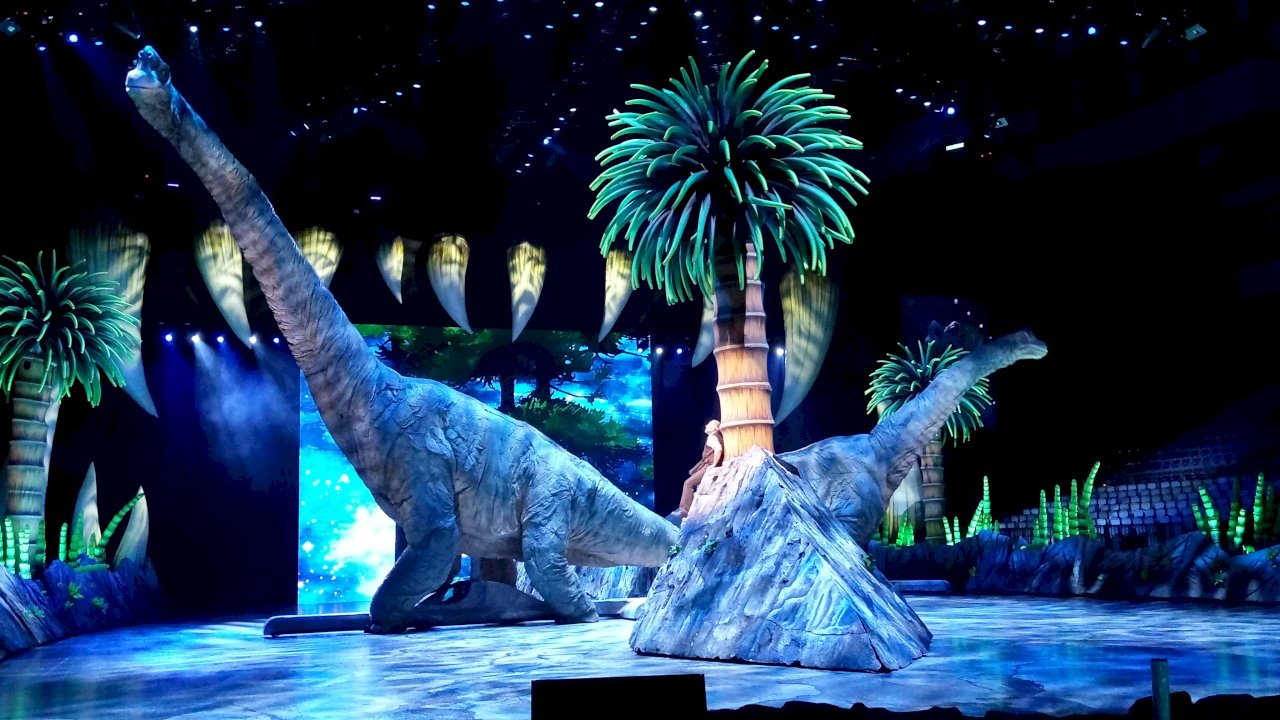恐龍實境秀小巨蛋上演 會吃東西還能跳芭蕾