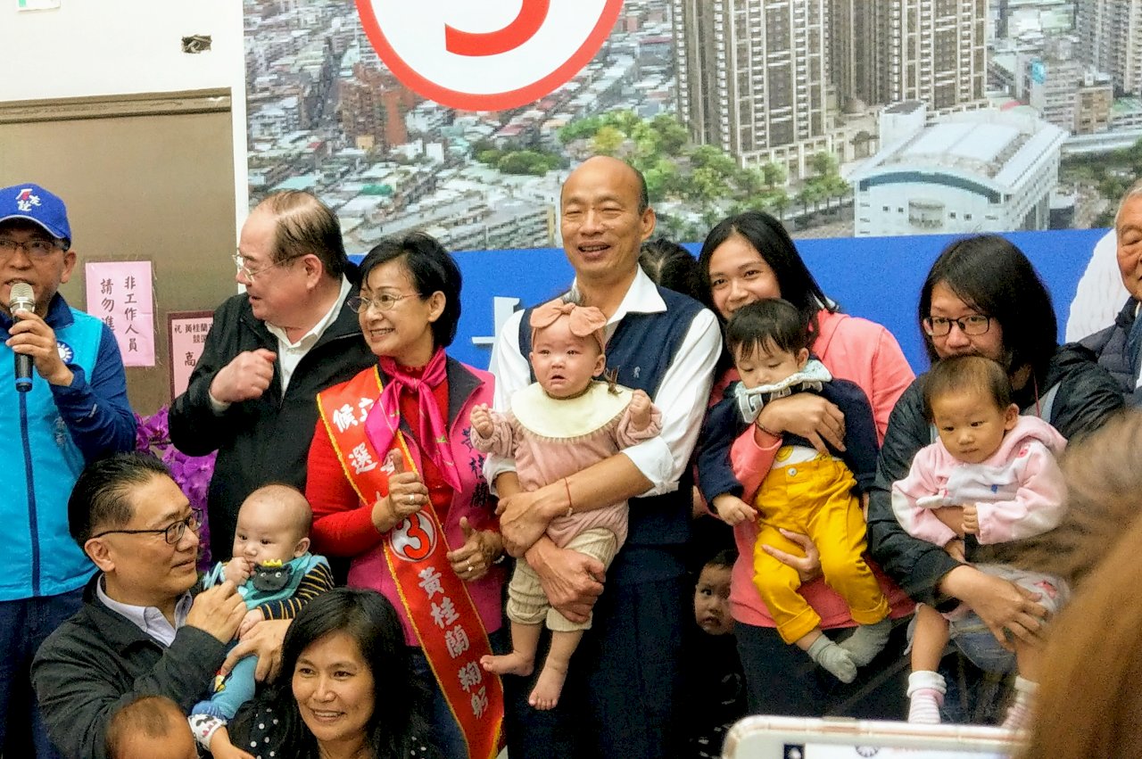 韓國瑜抱女嬰惹議 韓競總批假新聞將提告