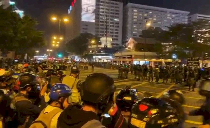 港平安夜多處有示威者聚集 警方驅散