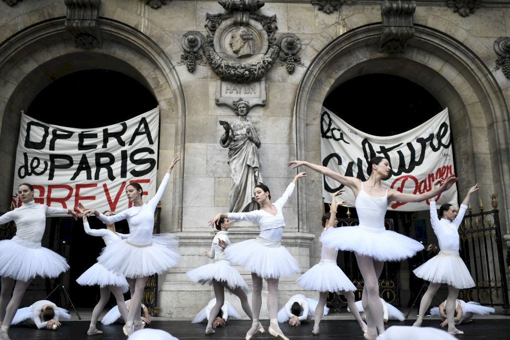 巴黎歌劇院街頭上演天鵝湖 以藝術抗議退制改革