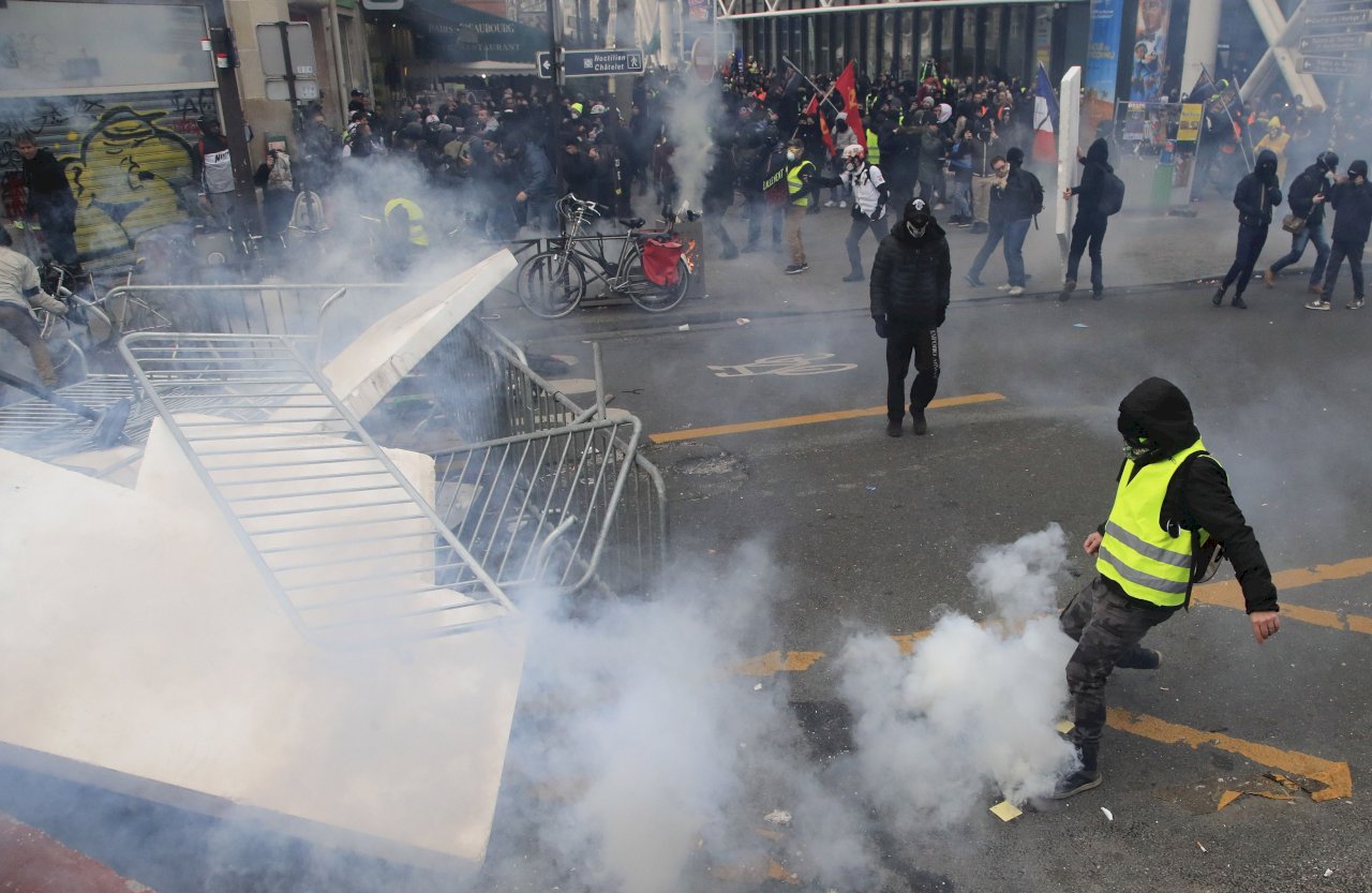 法國工會抗議年金改革 警方催淚瓦斯驅散民眾