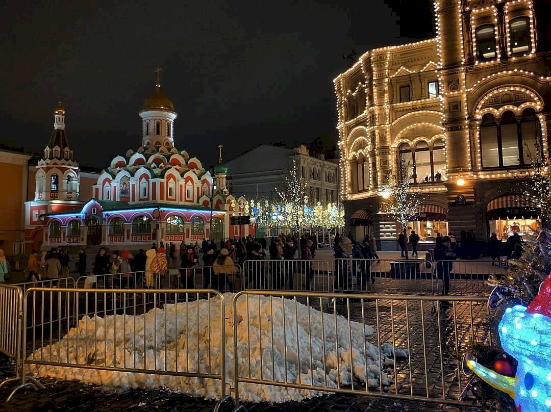 罕見無雪暖冬 莫斯科人造雪妝點跨年氛圍