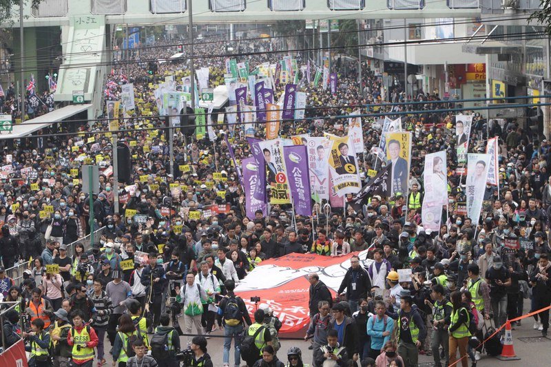 香港元旦遊行 民陣指103萬人參加警方稱6萬餘人