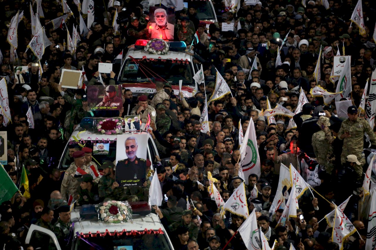 伊拉克人遊行悼民兵領袖 近美使館區遭火箭攻擊