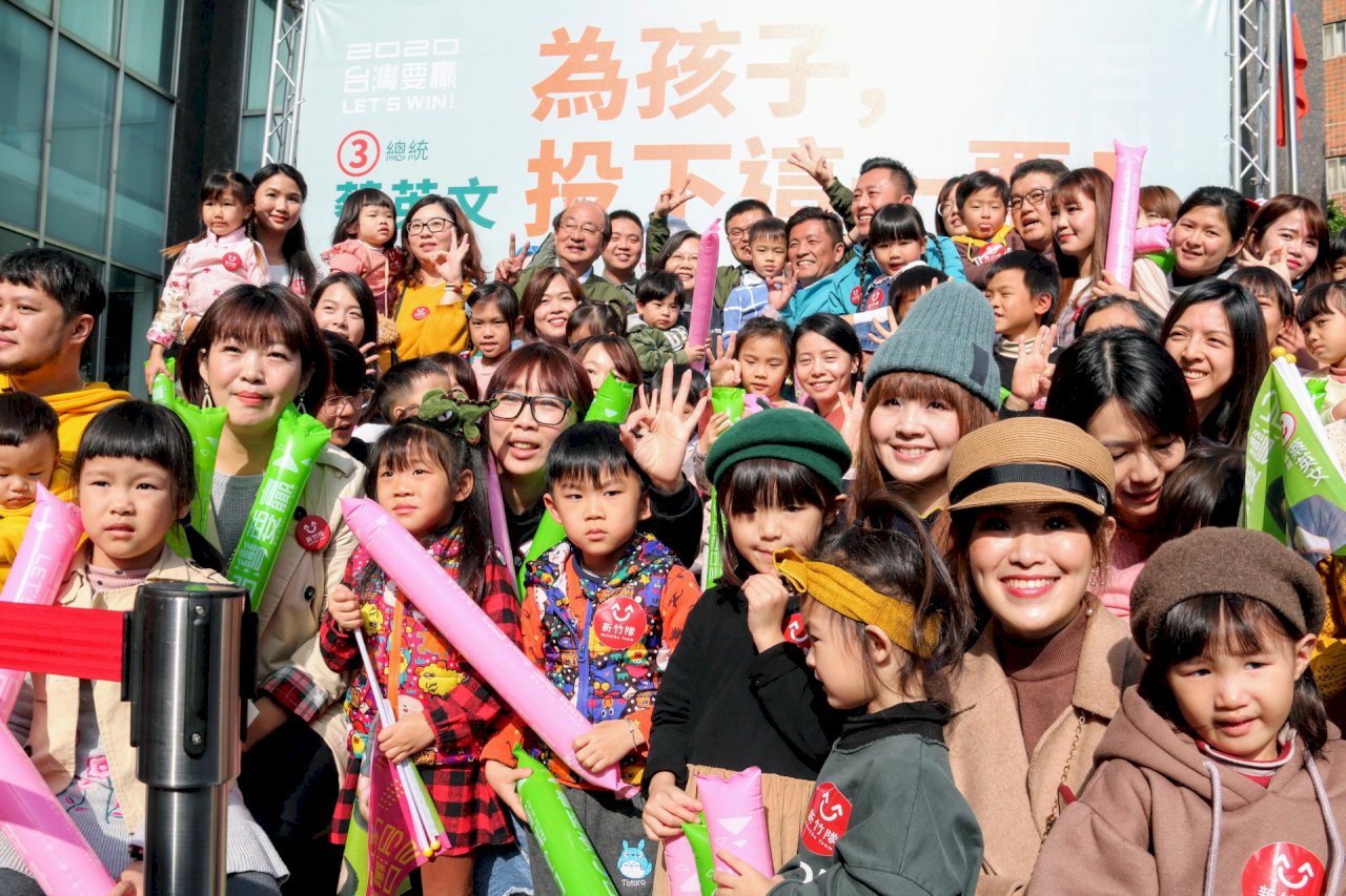 蔡總統新竹掃街高舉「我陪你養小孩」 年輕父母力挺