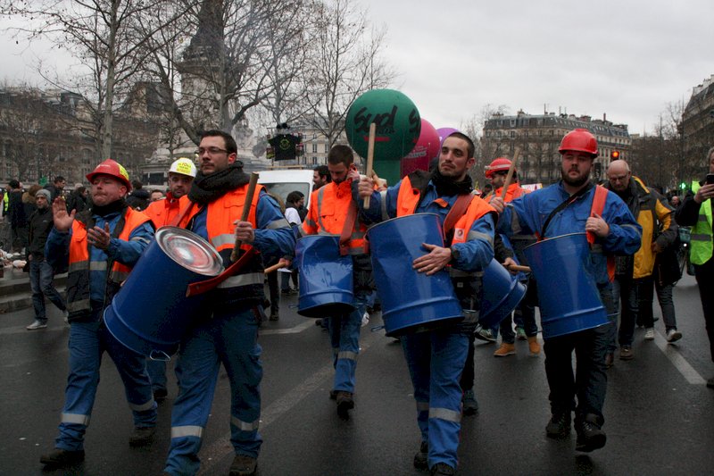 法國工會四度反年改遊行 45萬人抗議資本主義