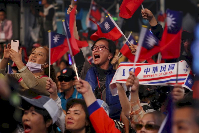 高喊「作票」 韓國瑜支持者聚集競總外不願散去