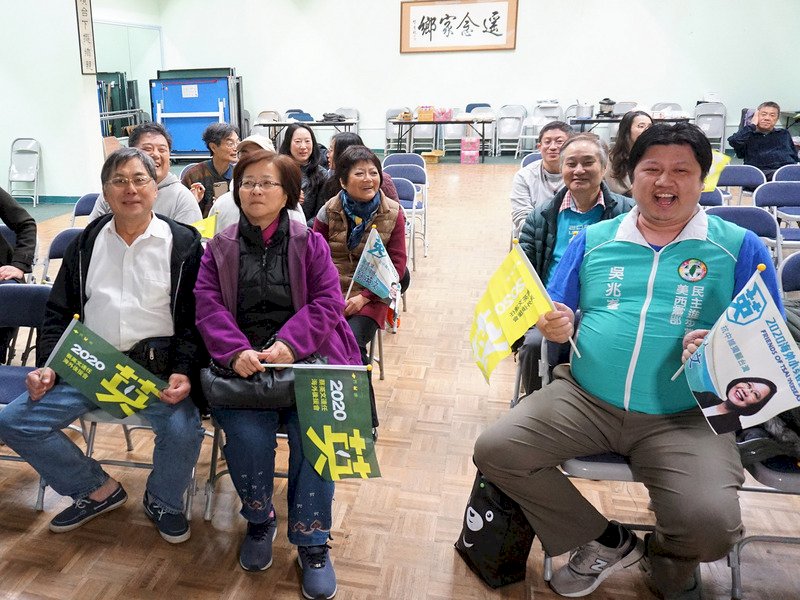 洛杉磯僑胞關心台灣選情 不分藍綠熬夜看開票