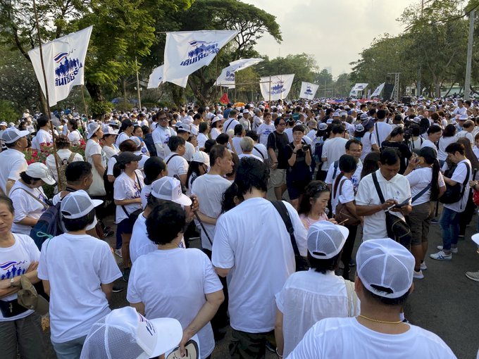 泰國上萬民眾路跑 高喊「帕拉育下台！」