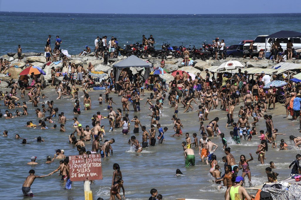 受夠委內瑞拉政治僵局 人民奔海灘找尋新鮮空氣
