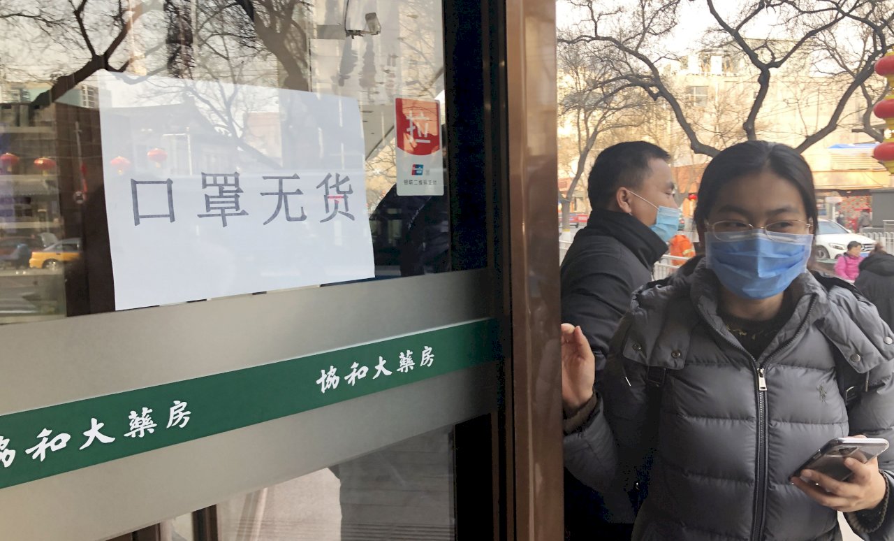 上海超巿口罩價格一天漲一倍 遭立案調查