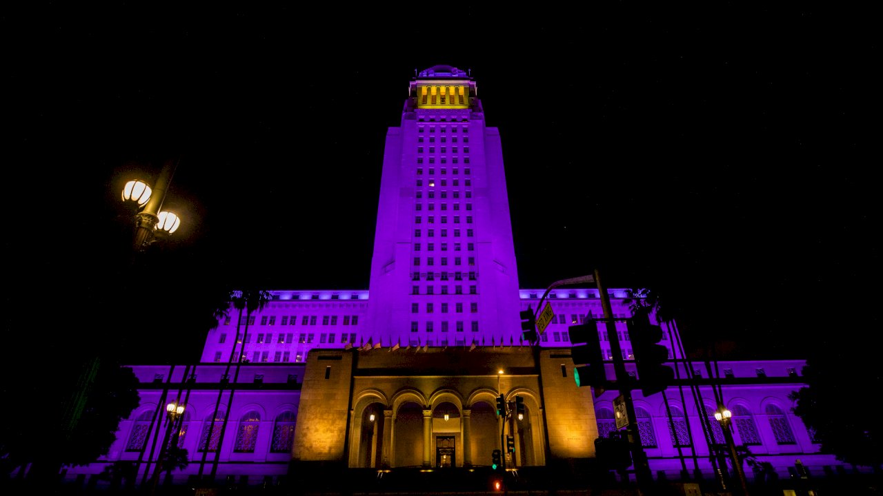 少了Kobe不像LA 市政廳打上紫金燈光紀念