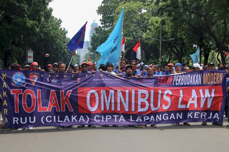 印尼創造就業法將出爐 數千勞工上街抗議
