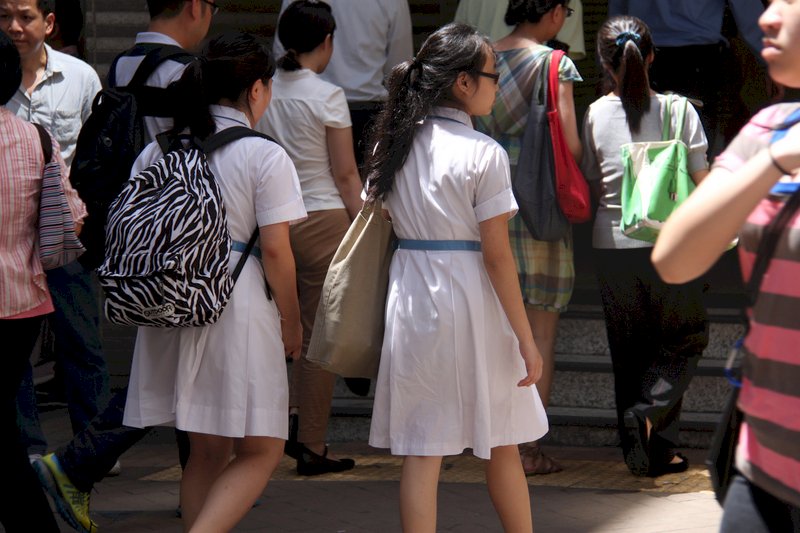 寧奔異鄉為異客！香港退學生、離職師人數倍增 近六成選擇遠走海外