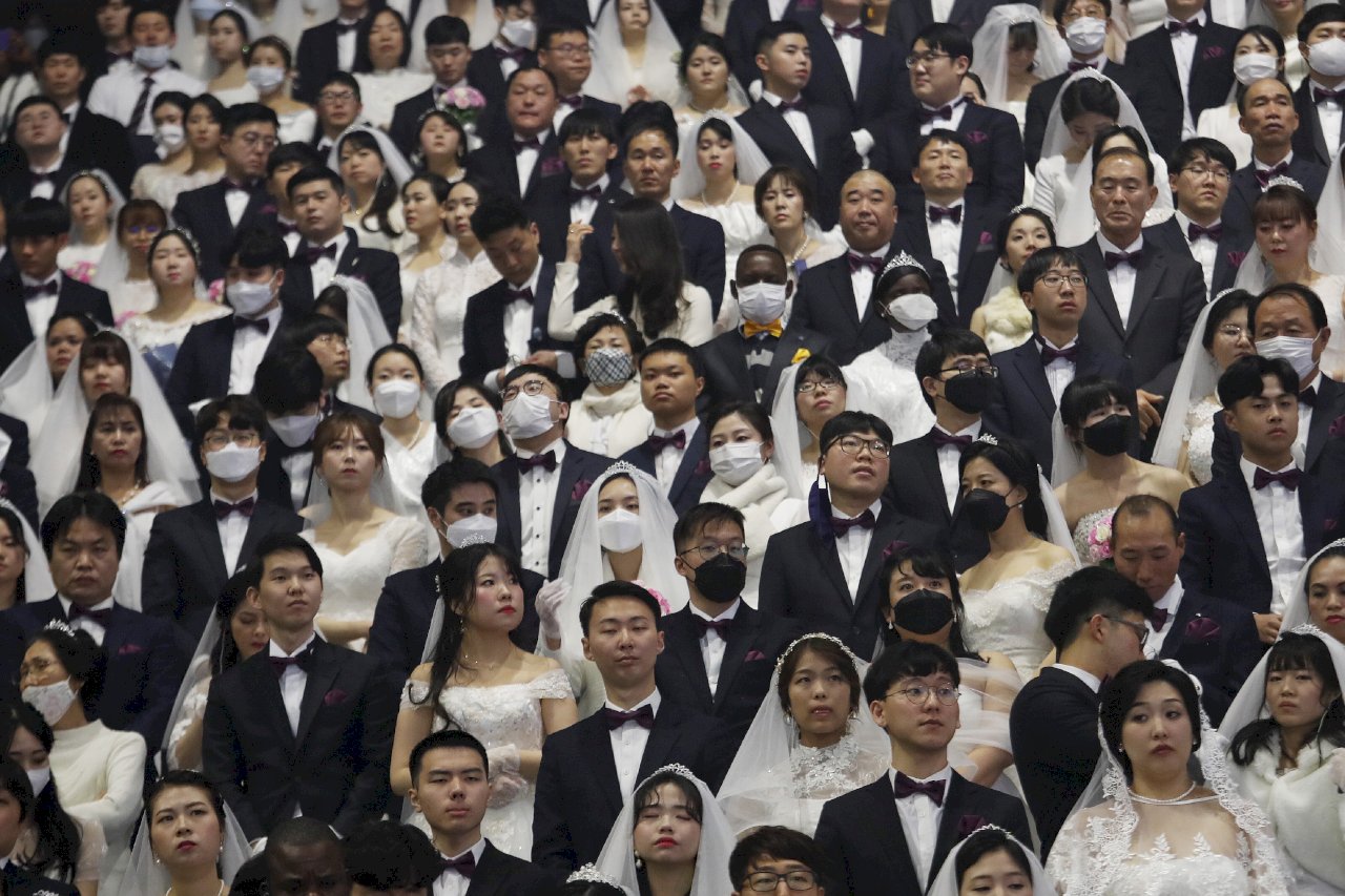 疫情威脅下 3萬人出席統一教集體婚禮